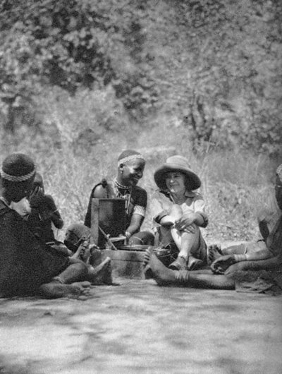 Luisteren naar de grammofoon, Bulawayo naar Dett, Rhodesië, ca. 1924-ca. 1925, 1927 door Thomas A. Glover