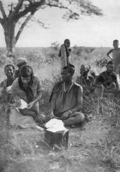 Stella Court Treatt verzorgt een ziek kind, Bulawayo naar Dett, Zuid-Rhodesië door Thomas A. Glover