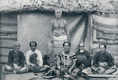 Een groep Samoanen, waaronder de bekende rebel Mataafa Iosefo de staande figuur, 1902 door Thomas Andrew