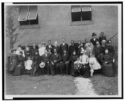 Leden van de Eerste Congregational Church, Atlanta, Georgia, buiten de bakstenen kerk door Thomas Askew