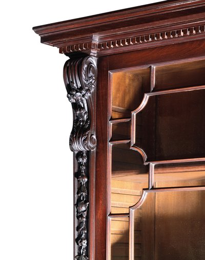 Een George III boekenkast met breekfront door Thomas Chippendale