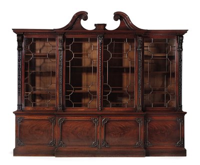 Een George III boekenkast met breekfront door Thomas Chippendale