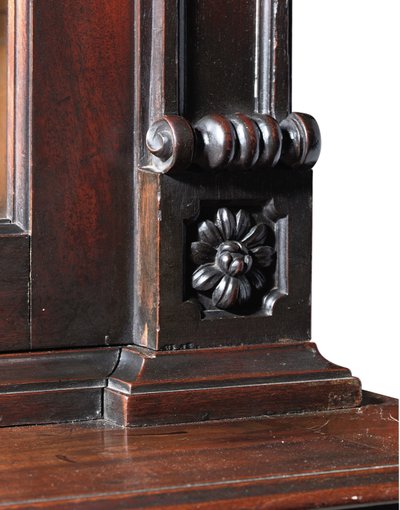 Een George III boekenkast met vooruitstekende middenpartij door Thomas Chippendale