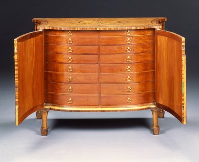 Een van een paar George III commodes door Thomas Chippendale