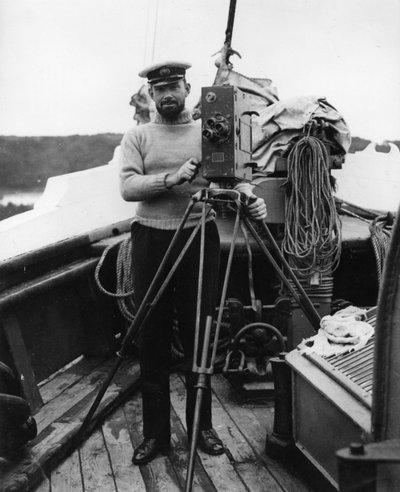 G. H. Wilkins bij zijn terugkeer van de expeditie in The Quest met Sir Ernest Shackleton, Plymouth, 16 september 1922 door Thomas E. and Horace Grant Grant