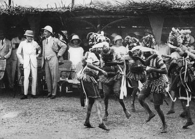 Meisjes van de Bundu-stam dansen voor de prins, Freetown, Sierra Leone, 1925 door Thomas E. and Horace Grant Grant