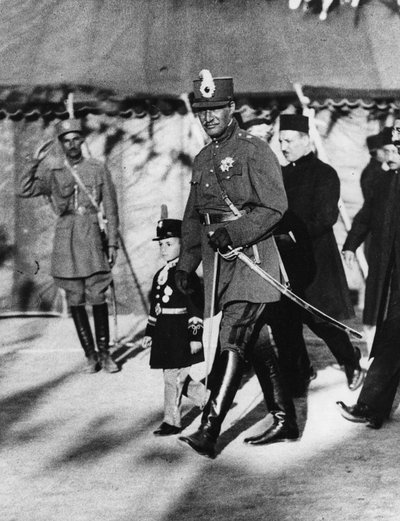Shah Pahlavi van Perzië met zijn zoon de Kroonprins, april 1926 door Thomas E. and Horace Grant Grant