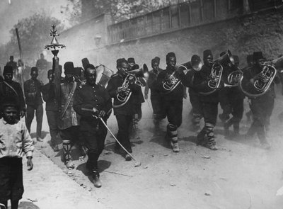 Triomfantelijke intocht in Constantinopel door jonge Turkse soldaten, mei 1909 door Thomas E. and Horace Grant Grant