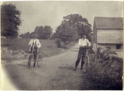 Samuel Murray en Benjamin Eakins op fietsen, ca. 1895-1899 door Thomas Eakins