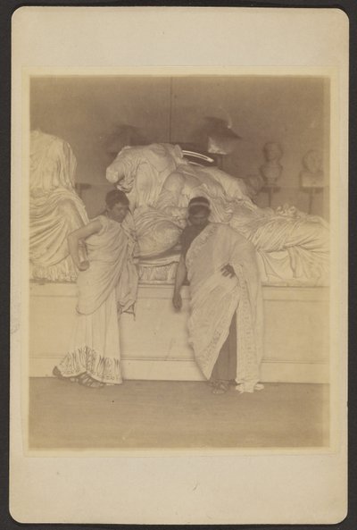 [Twee mannelijke studenten in Griekse kleding voor een gipsafgietsel van de drie lotgevallen van de Elgin Marbles]. door Thomas Eakins