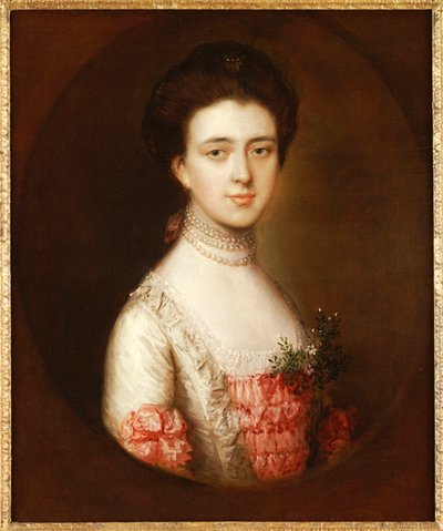 Portret van een dame, buste lengte, in een roze en witte jurk met kant en een parelketting door Thomas Gainsborough