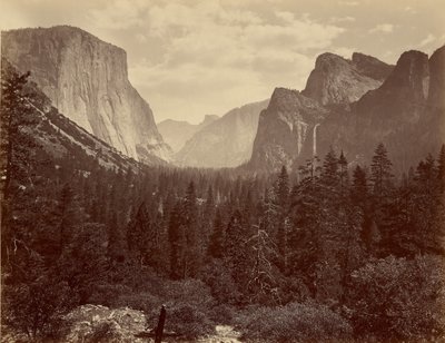 Yo-Semite Valley vanaf Mariposa Trail door Thomas Houseworth and Company
