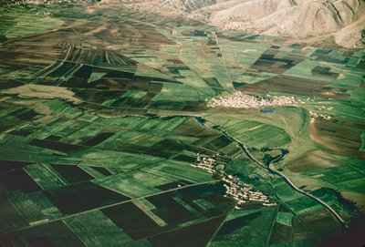 Luchtfoto van gecultiveerde velden in de vruchtbare Al Beqaa-vallei aka Al Biqa-vallei door Thomas J. Abercrombie