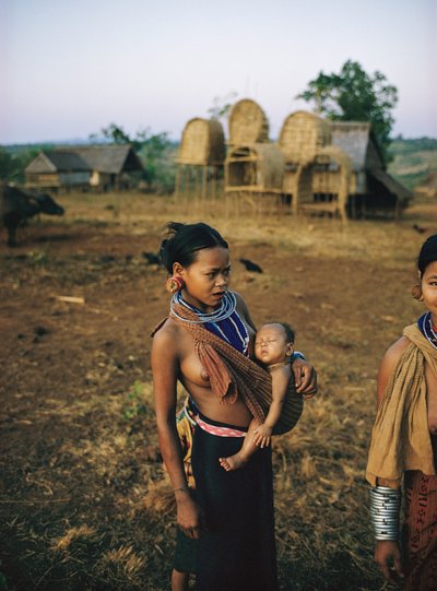 Khmer Loeu moeder en haar kind in een draagdoek en traditionele heuvelstam sarong in Phum door Thomas J. Abercrombie