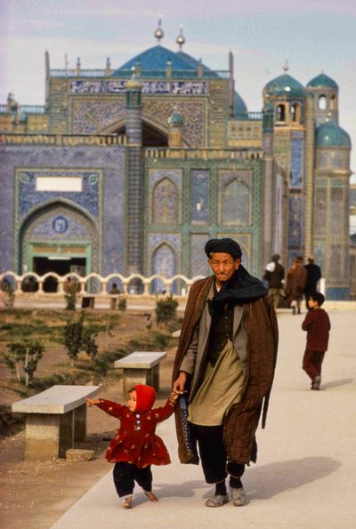 Bezoekers van de moskee en het mausoleum in Mazar-i-Sharif, Masjid-e-Kabud aka Rawze-e-Sharif door Thomas J. Abercrombie