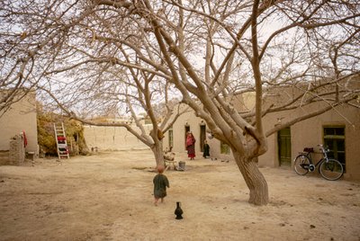Vrouwen en kinderen van het Turkmeense dorp genaamd Berzeed. door Thomas J. Abercrombie