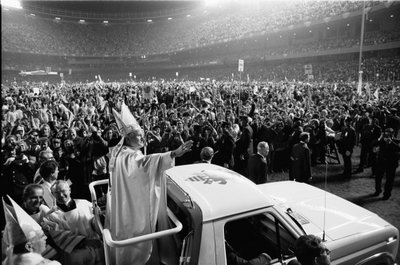 Eerste bezoek van paus Johannes Paulus II aan de VS in het Yankee Stadium door Thomas J. O
