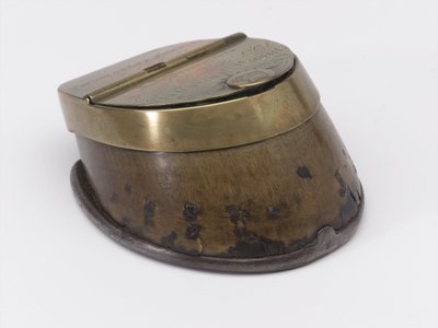 Inktpot van paardenhoef behorend tot Kapitein William Tyrwhitt Drake, Royal Horse Guards, ca. 1829 door Thomas Lee