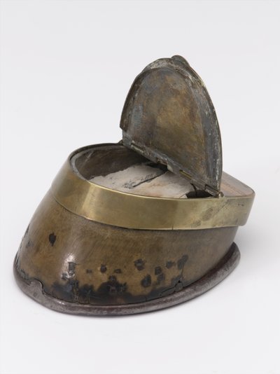 Inktpot van paardenhoef behorend tot Kapitein William Tyrwhitt Drake, Koninklijke Ruiterwacht, ca. 1829 door Thomas Lee