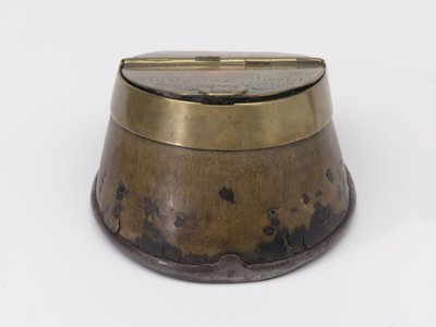 Inktpot van paardenhoef behorend tot Kapitein William Tyrwhitt Drake, Royal Horse Guards, ca.1829 door Thomas Lee