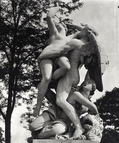 Saturnus Ontvoert Cybele, allegorie van de Aarde, gefotografeerd in de Jardin des Tuileries, Parijs, door Adolphe Giraudon (1849-1929) door Thomas Regnaudin