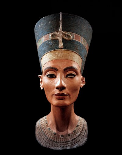 Borstbeeld van Nefertiti (ca. 1370- ca. 1330 v.Chr.) Grote Koninklijke Vrouw (hoofdgemaal) van de Egyptische farao Akhenaten. Nefertiti en haar man waren bekend om een religieuze revolutie. Ze aanbaden slechts één god, Aten, de zonneschijf. door Thutmose Thutmose