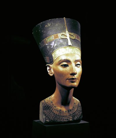 Buste van Nefertiti (ca. 1370- ca. 1330 v.Chr.) Grote Koninklijke Vrouw (hoofdgemalin) van de Egyptische farao Akhenaten. Nefertiti en haar man stonden bekend om een religieuze revolutie. Ze begonnen slechts één god te aanbidden, Aten, de zonneschijf. door Thutmose Thutmose