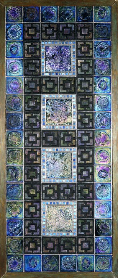 Een Favrile glazen tegelpaneel, gevormd met bloemen en geometrische ontwerpen, 20e eeuw door Tiffany Studios