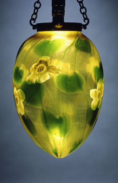 Een hangende lantaarn, versierd met groene bladeren en wijnstokken en gele iriserende bloemen door Tiffany Studios
