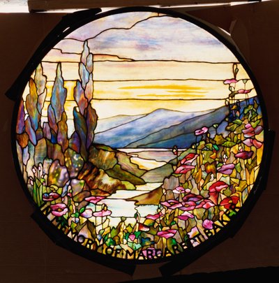 Raam met zonsondergang en bergen, Tiffany Studios, c.1900 door Tiffany Studios