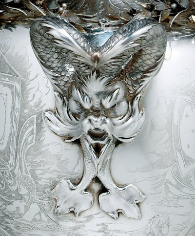 Detail van een zeilwedstrijd trofee door Tiffany and Company