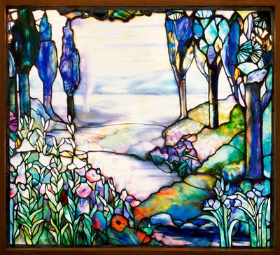 Landschapraam met een rivier die kronkelt vanuit een verre bergketen bij schemering, met cipressen, lelies, klaprozen en irissen, c.1915 door Tiffany and Company