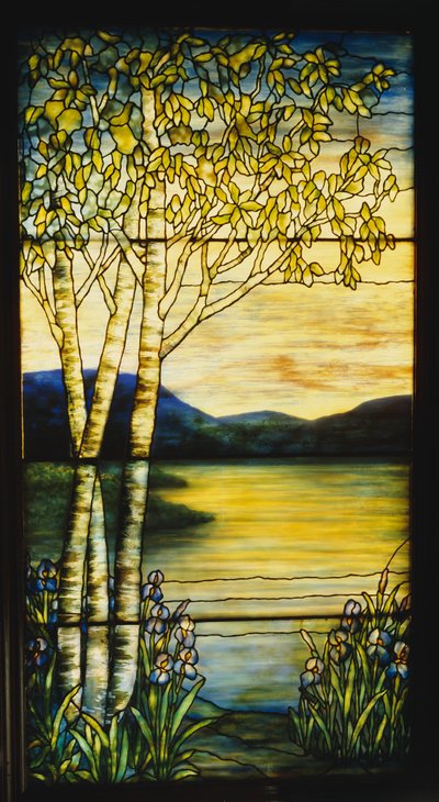 Landschapsraam met een verre blik over water met berkenbomen en irissen op de voorgrond door Tiffany and Company