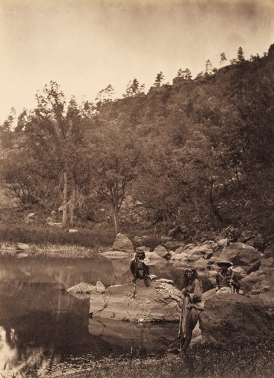 Uitzicht op Apache Lake, Sierra Blanca Range, Arizona, met twee Apache-Verkenners op de voorgrond door Timothy H. O