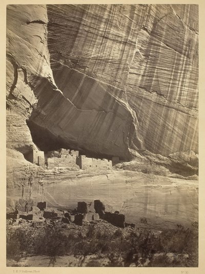 Oude ruïnes in de Cañon de Chelle, N.M. In een nis 50 voet boven de huidige bedding van de Cañon. door Timothy O