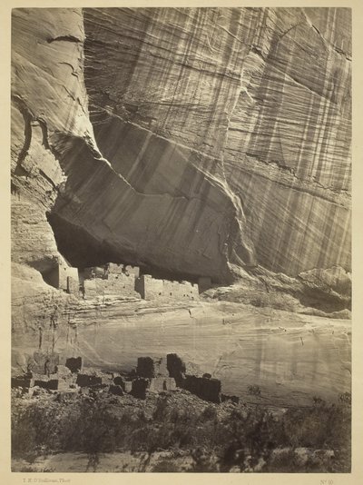 Oude ruïnes in de Canyon de Chelly, N.M., in een nis 50 voet boven de huidige Canyon bodem, 1873 door Timothy OSullivan