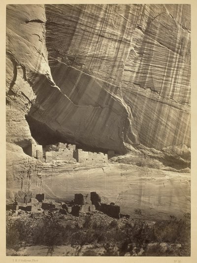 Oude ruïnes in de Cañon de Chelle, N.M. In een nis 50 voet boven de huidige bedding van de Cañon. door Timothy O