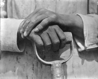 Handen van een Bouwvakker, Mexico, 1926 door Tina Modotti