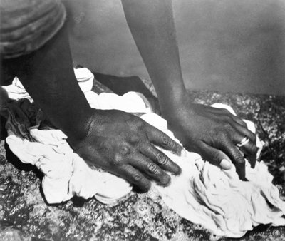 Handen van een vrouw, Mexico, 1926 door Tina Modotti