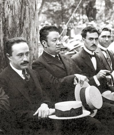 Jose Vasconcelos en Diego Rivera tijdens een buitenevenement in Chapultepec Park, Mexico-Stad, 1921 door Tina Modotti