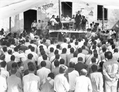 Ontmoeting van de Campesinos: Aan tafel Xavier Guerrero en Julio Antonio Mella, Jalapa, Mexico, 1927 door Tina Modotti