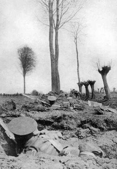 Het Liverpool regiment van de koning wacht op de Duitsers, Eerste Wereldoorlog, 1914-1918, ca. 1920 door Topical Press Agency
