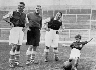 Jonge Tony Hapgood toont zijn vaardigheden in Highbury, Londen, ca. 1933-ca. 1937 door Topical Press Agency