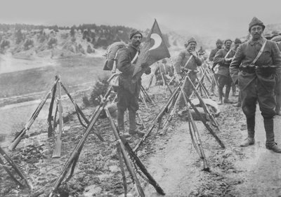 Turkse infanteriekolom in rust, ca. 1914-15 door Turkish Photographer
