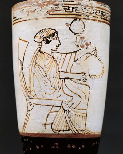 Lekythos, oliefles toegeschreven aan Tymbos Schilder, vrouw die een kroon weeft, 5e eeuw v.Chr. door Tymbos Painter (attr. to)