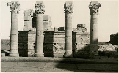 Zuilenrij van Romeins nymfaeum, Dendera, Egypte, foto door Ugo Monneret de Villard door Ugo Monneret de Villard