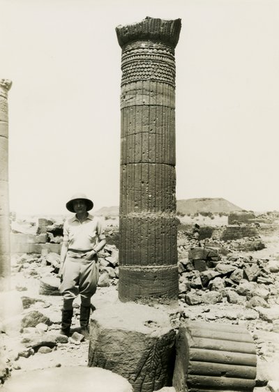 Zuil met decoratieve reliëfs, tempelruïnes in Great Enclosure, Musawwarat es Sufra, Soedan, foto door Ugo Monneret de Villard door Ugo Monneret de Villard