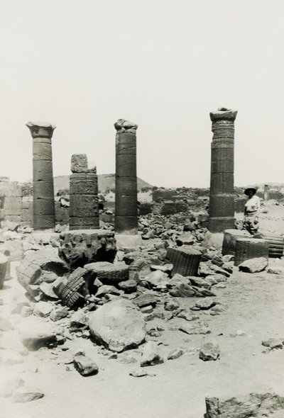 Zuilen en ruïnes van tempel in Great Enclosure, Musawwarat es Sufra, Soedan, foto door Ugo Monneret de Villard door Ugo Monneret de Villard