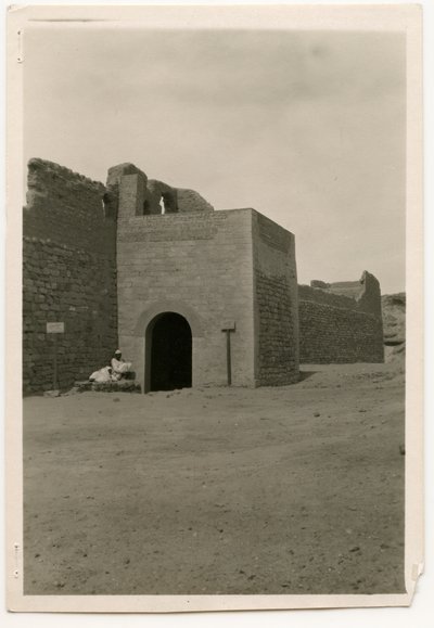 Oostelijke poort en toren van het klooster van St. Simeon, Aswan, Egypte, foto door Ugo Monneret de Villard door Ugo Monneret de Villard