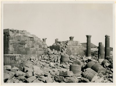 Grote behuizing, zicht op muren en zuilen van Grote Tempel, Musawwarat es Sufra, Soedan, foto door Ugo Monneret de Villard door Ugo Monneret de Villard